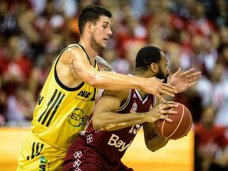 ALBA-Akteur Bogdan Radosavljevic versucht Münchens Reggie Redding am Passen zu hindern. Foto: Matthias Balk
