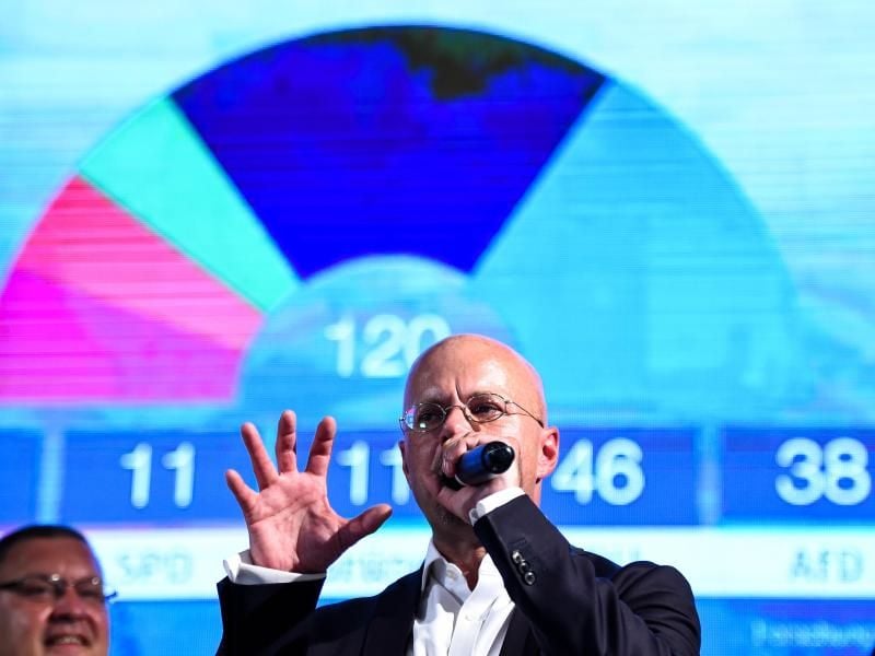Andreas Kalbitz, Spitzenkandidat der AfD in Brandenburg, spricht auf der AfD-Wahlparty nach der Bekanntgabe erster Ergebnisse. Foto: Gregor Fischer