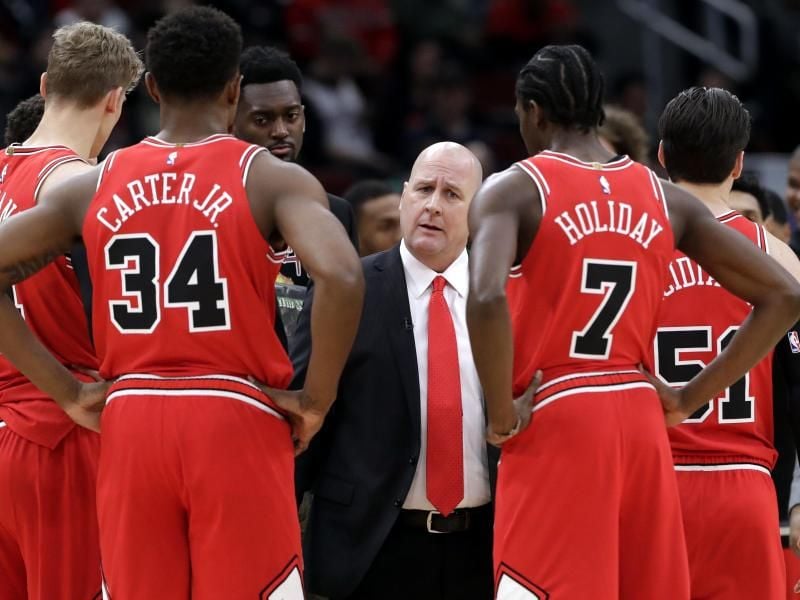Jim Boylen (M.) war seit Dezember 2018 Chefcoach der Chicago Bulls. Foto: Nam Y. Huh/AP/dpa