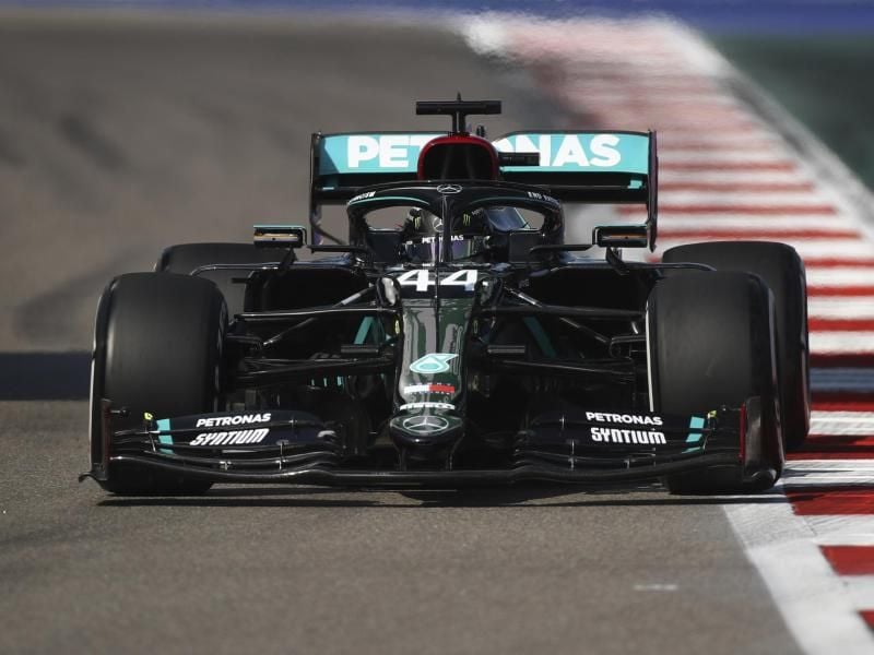 Mit einem Sieg in Sotschi kann Lewis Hamilton den Grand-Prix-Rekord von Michael Schumacher einstellen. Foto: Bryn Lennon/Pool Getty/AP/dpa