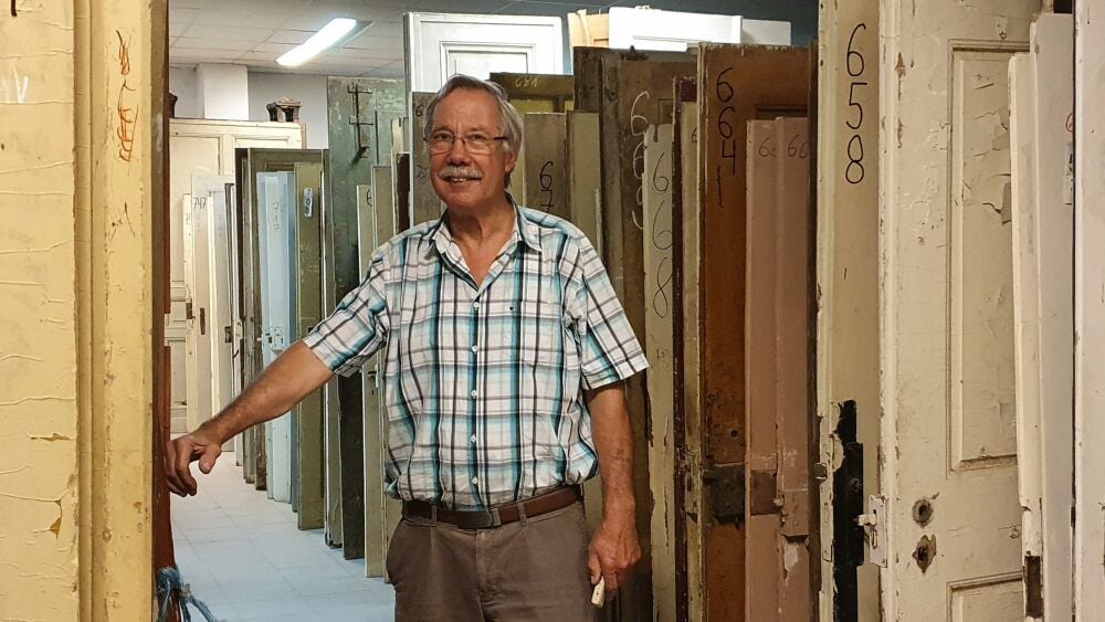 Der Herr der Türen und der historischen Baustoffe: Horst Schöne hat das Depot mit aufgebaut und 27 Jahre lang betreut.