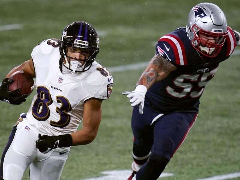 Willie Snead (l) von den Baltimore Ravens und John Simon von den New England Patriots sind in Aktion. Foto: Charles Krupa/AP/dpa