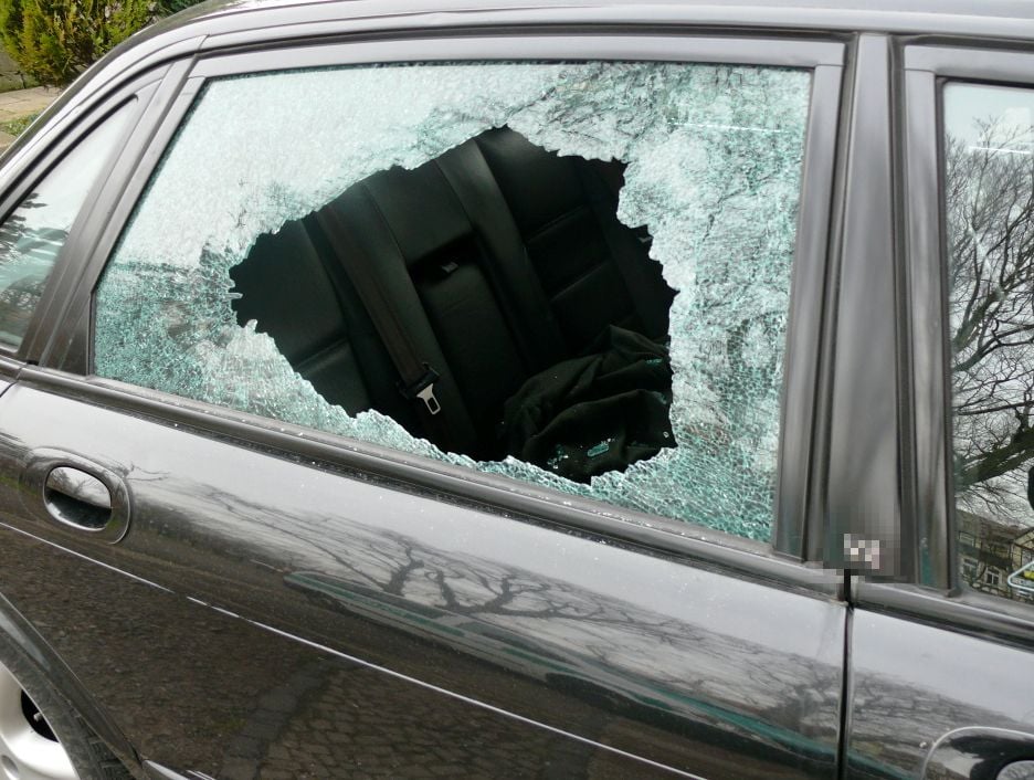 Die Scheibe eines Seitenfensters eines Autos wurde eingeschlagen.