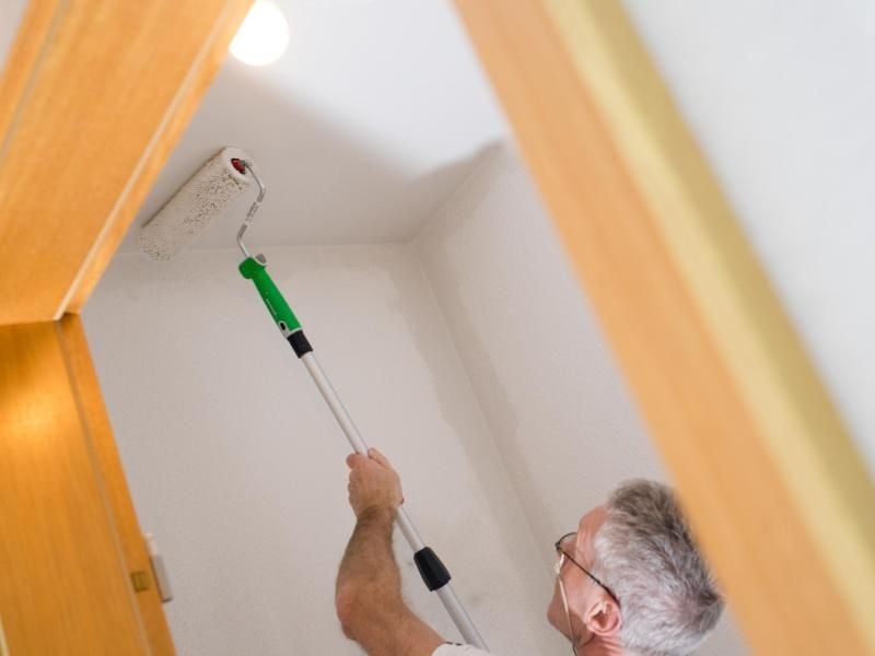 Muss die Schönheitsreparatur ein Handwerker durchführen? Nein, das können Mieter auch selbst erledigen. Foto: Franziska Gabbert/dpa-tmn