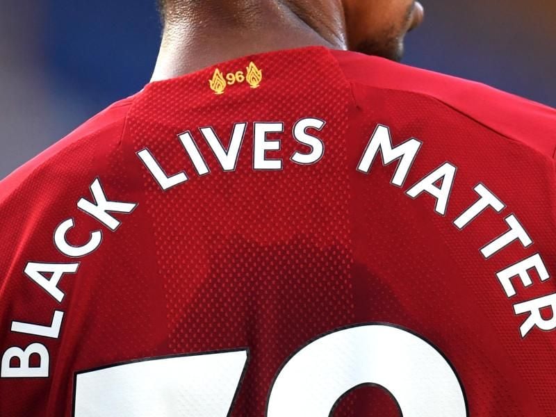 Ein Fußballprofi trägt die Botschaft „Black Lives Matter” über seiner Rückennummer. Bei der Fortsetzung der NBA wird Dennis Schröder auch diesen Satz auf seinem Trikot haben. Foto: Peter Powell/Nmc Pool/PA Wire/dpa