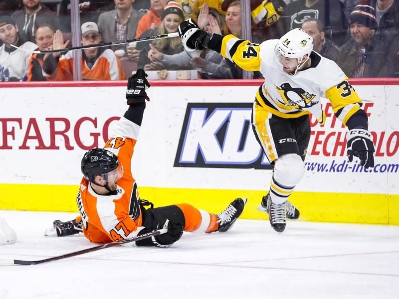 NHL-Profi Tom Kühnhackl (r.) siegte mit Pittsburgh gegen die Philadelphia Flyers. Foto: Chris Szagola/CSM via ZUMA Wire