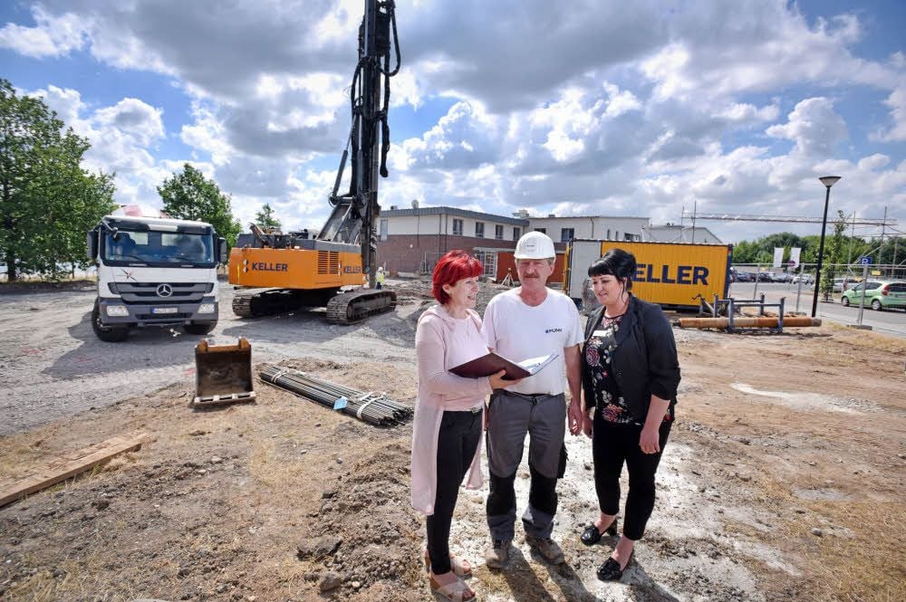 Planerin Susette Schwantge, Bauleiter Wolfgang Jahn und Heim-Chefin Julia Stein (v.l.) sprechen über den neuen Anbau.