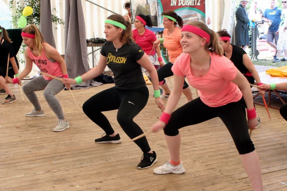 Frauenpower auf der Bühne: Mit ihrem Pound-Workout, einem Fitnesstrend aus den USA, begeisterte die „holde Weiblichkeit“ das Publikum.