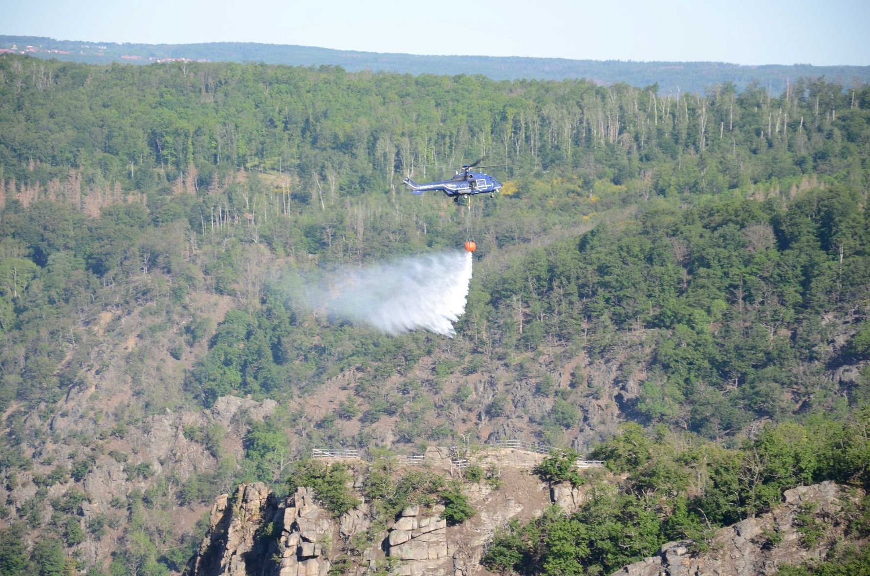 Zwei Hubschrauber von Landes- und Bundespolizei unterstützen die Löscharbeiten an der Rosstrappe im Bodetal aus der Luft.