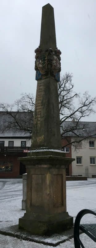 Gräfenhainichens Postmeilensäule zeigt nur auf zwei Seiten Entfernungen an. Die anderen wurden von Kinder- und Lehrerschuhen abgeschliffen.