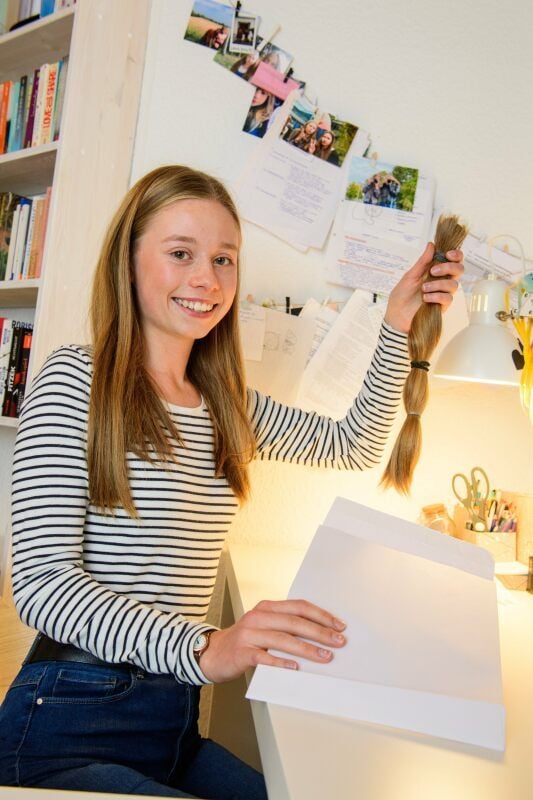 Ulrike Meier spendet ihren 40 Zentimeter langen Zopf für einen guten Zweck: Aus diesem und anderen Haarspenden soll eine Perücke für ein krebskrankes Kind geknüpft werden.