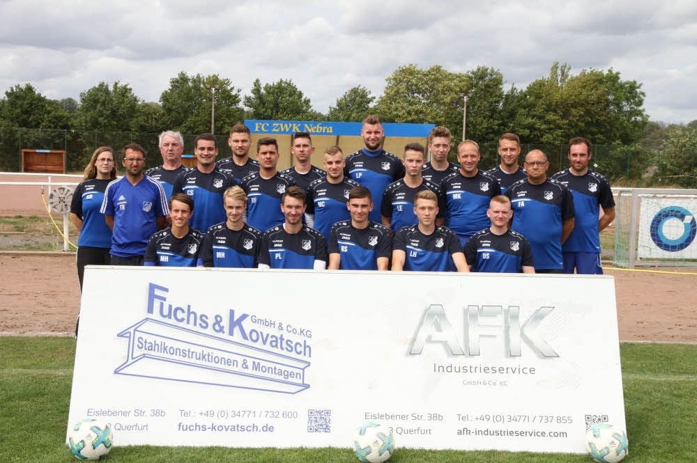 Der FC ZWK Nebra - hinten, v.l.: Mannschaftsleiter Hans-Erich Hauschild, Hannes Schröder, Marius Christiani, Lukas Poweleit, Marvin Schültke, Oliver Schulschefski, Henrik Möder; Mitte, v.l.: Physiotherapeutin Katharina Bork, Trainer Ralf Kretzschmar, Christian Schmidt, Richard Fritsche, Marvin Christiani, Lukas Eckardt, Markus Konieczny, Frank Andrejewski; vorn, v.l.: Niklas Hesse, Markus Hübner, Pascal Lüttich, Robin Schmidt, Lars Hess, Dennis Schmidt. Es fehlen Tobias Breuer, Henning Knuhr, Manuel Schulze, Abdull Tall und Andy Horstmann.
