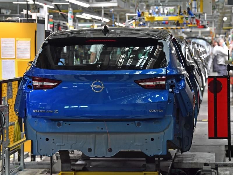Im Vergleich unter Marken mit mindestens zwei Prozent Marktanteil schneidet Opel im ersten Halbjahr 2020 am besten ab: Der CO2-Ausstoß der Autos der Rüsselsheimer sank im Schnitt um 13,5 Prozent. Foto: Martin Schutt/dpa-Zentralbild/dpa