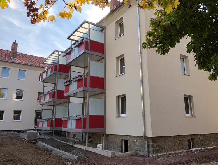 Sanierungsarbeiten sind in der Albert-Schweitzer-Straße 7 bis 9 erfolgt. Derzeit werden hier die Außenanlagen gestaltet.