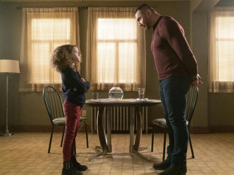 Sophie (Chloe Coleman) bringt den CIA-Agent JJ (Dave Bautista) dazu, sie in das Spionage-Handwerk einzuweihen. Foto: Michael Gibson/TOBIS Film GmbH/dpa