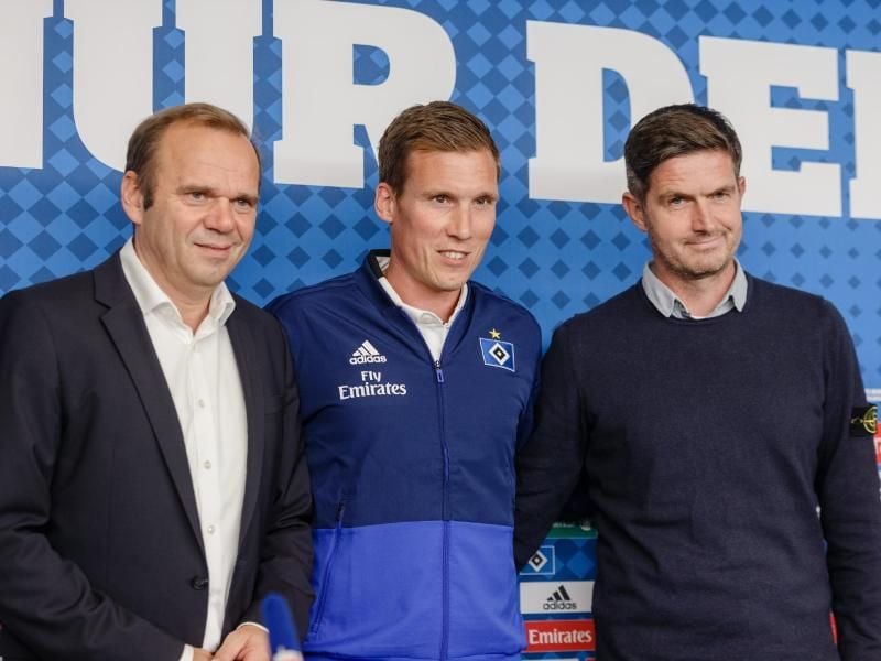 Hannes Wolf (m.) hat das Traineramt beim Hamburger SV übernommen. Foto: Markus Scholz