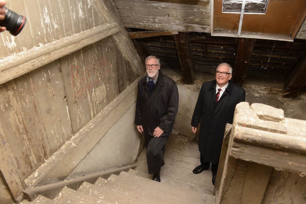 Begehung vor Baubeginn: Minister Rainer Robra (l.) mit dem Stiftungsdirektor Thomas Müller-Bahlke.
