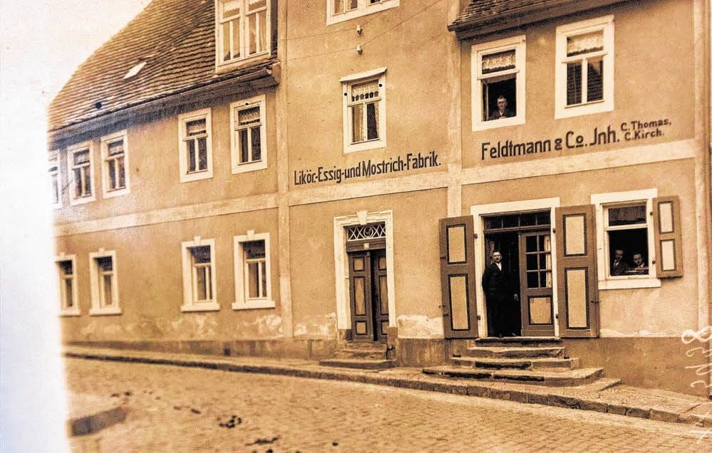 Am Lauchstädter Markt hatte das 1780 gegründete Unternehmen Feldtmann & Co. seinen Sitz. Hier stellten die Mitarbeiter Essig, Likör und Senf her