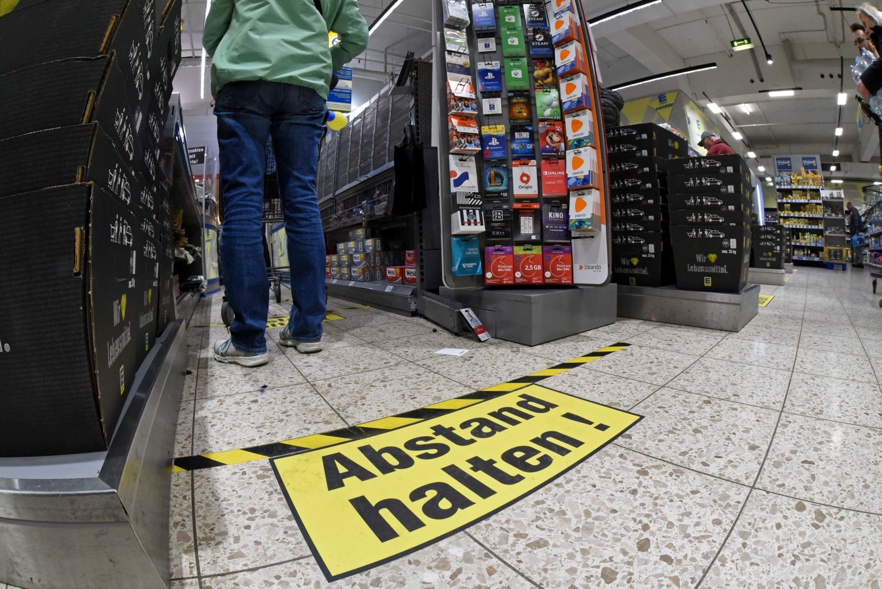 Markierungen auf dem Boden wie im E-Center in Aschersleben sollen die Kunden auf Abstand halten.