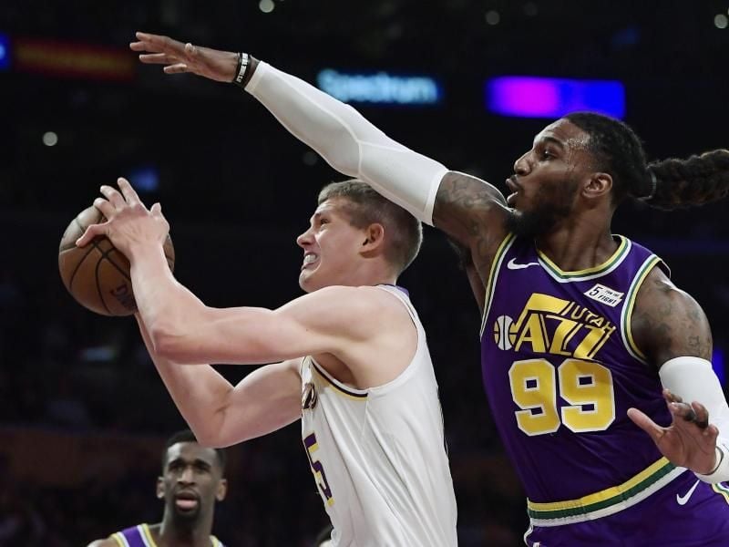 Lakers-Spieler Moritz Wagner (l) in Aktion gegen Jae Crowder von Utah Jazz. Foto: Mark J. Terrill/AP/dpa