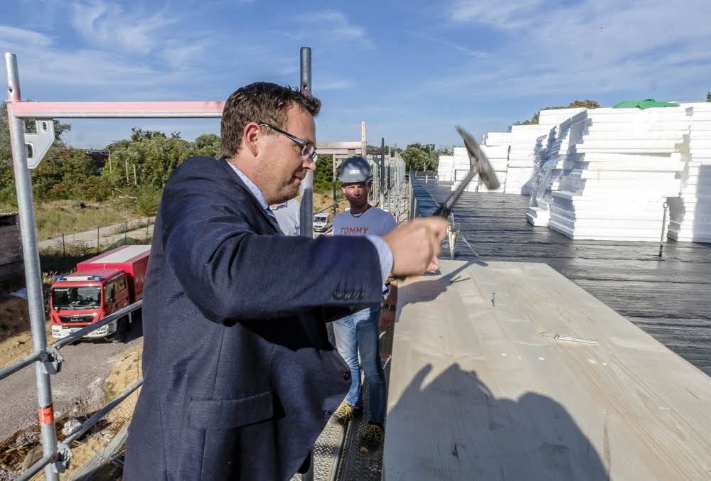 Gut von der Hand ging Coswigs Bürgermeister Axel Clauß das Einschlagen des letzten Nagels.