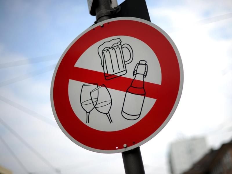 Ein Schild weist auf Alkoholverbot hin.
