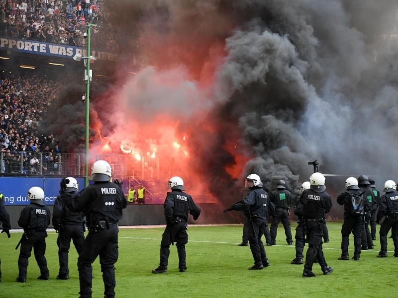 Wegen unerlaubten Pyro-Einsatzes wird der HSV zu einer sechsstelligen Geldstrafe verurteilt. Foto: Daniel Reinhardt