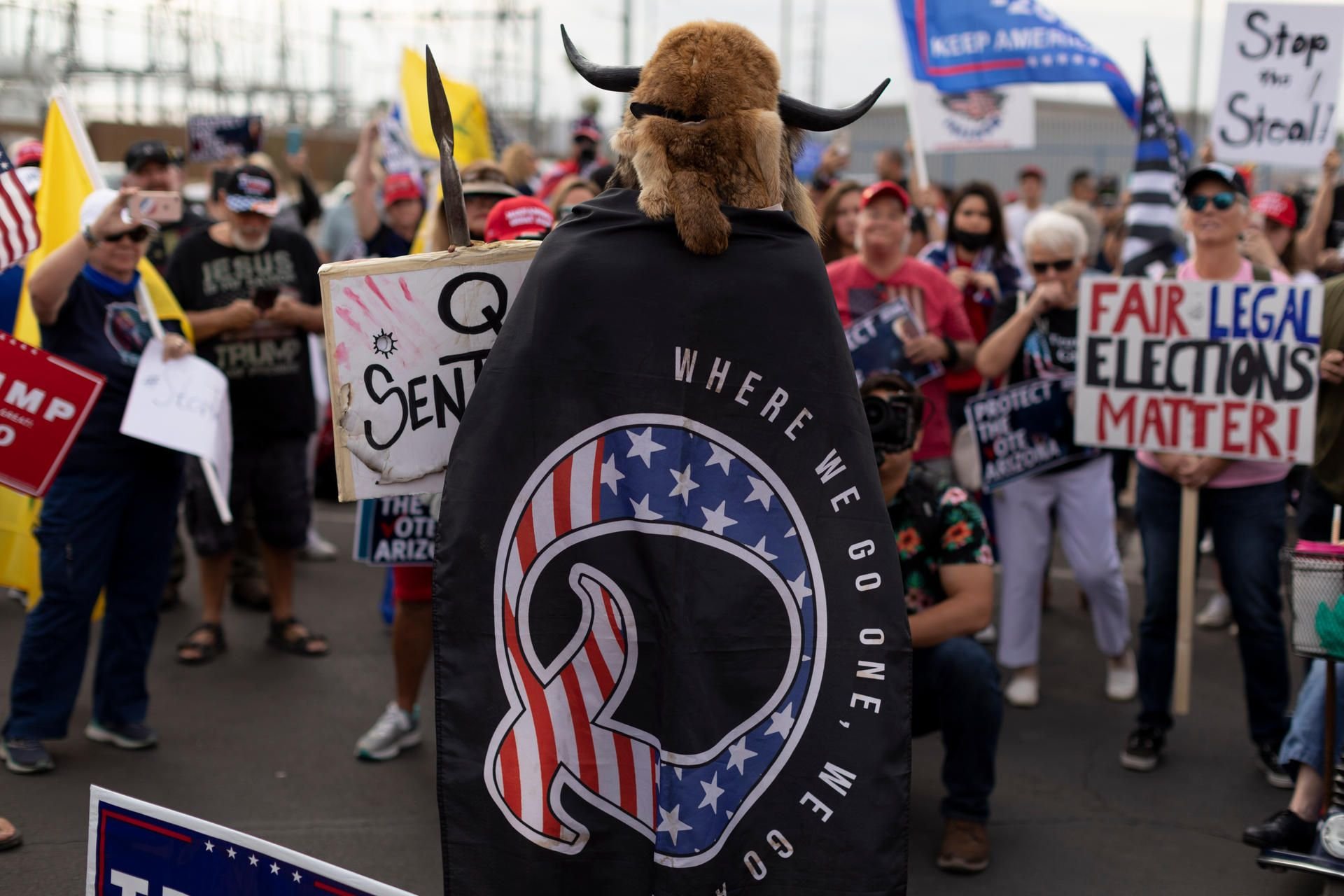 Ein Mann trägt ein Cape mit einem «Q» und der Aufschrift «Where We Go One, We Go All» als Referenz auf die Verschwöhrungs-Bewegung QAnon und nimmt an einer Demonstration zur Unterstützung von US-Präsident Trump teil.