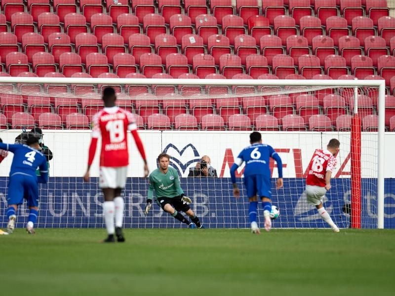 Ein Elfmeter von Daniel Borosinski brachte Mainz gegen Schalke in Führung. Foto: Torsten Silz/dpa