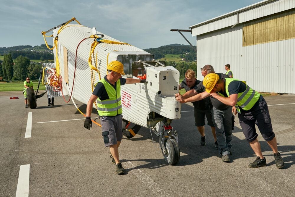 Der Rumpf wird in den Hangar gerollt.