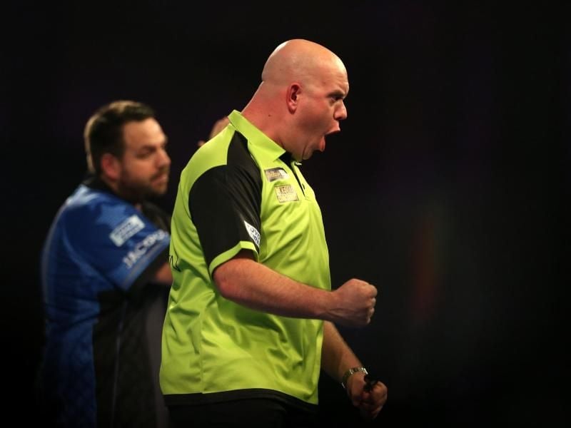 Michael van Gerwen (r) jubelt über seinen Sieg neben dem geschlagenen Adrian Lewis. Foto: Steven Paston/PA Wire
