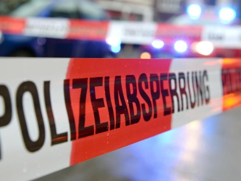 Ein Flatterband mit der Aufschrift „Polizeiabsperrung”. Foto: Patrick Seeger/dpa/Symbolbild