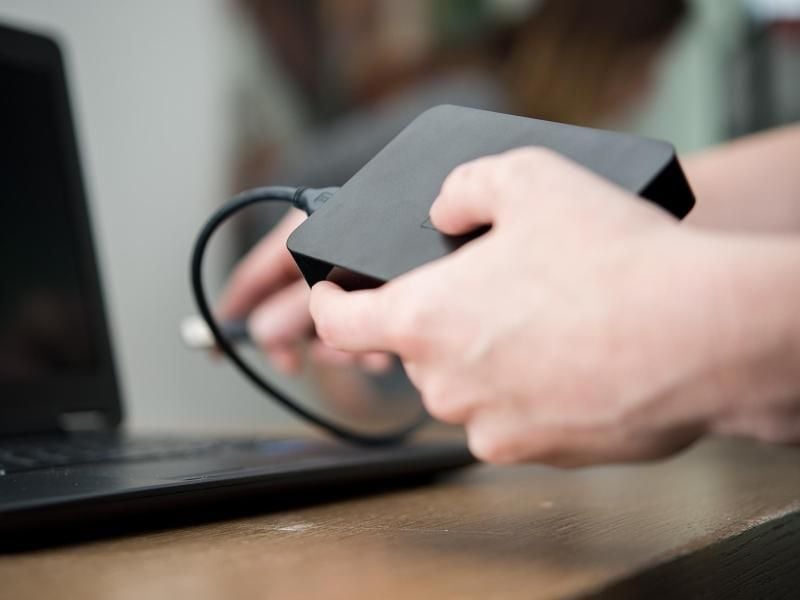 Wer große Datenmengen im handlichen Format transportieren oder gelegentliche Datensicherungen machen will, ist mit einer externen USB-Festplatte gut bedient. Foto: Henrik Josef Boerger