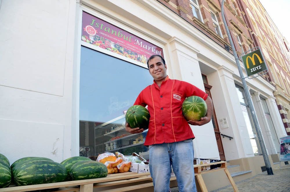 Serdar Sahan bietet neben Gewürzen auch frisches Obst an.
