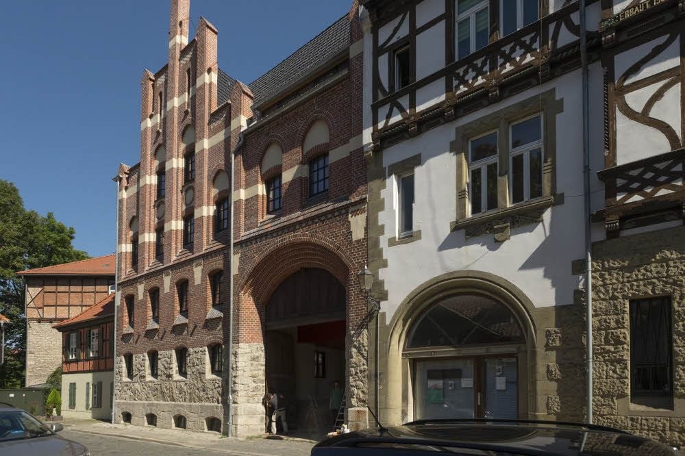 Die Außenfassade des ehemaligen Kornspeichers erstrahlt nach dem Umbau in neuem Glanz.