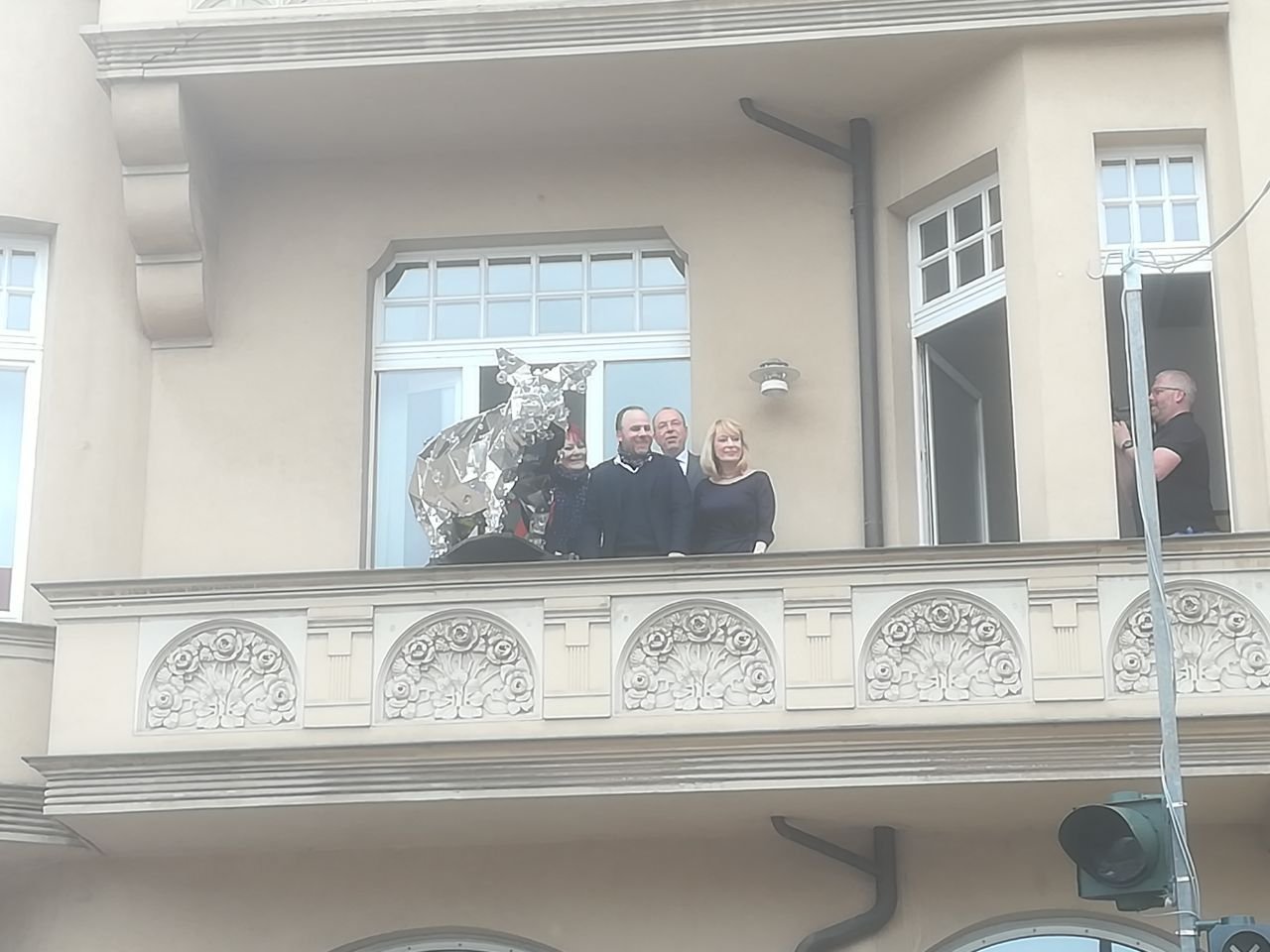 Marc Fromm (Mitte) mit seinem Glitzerschwein