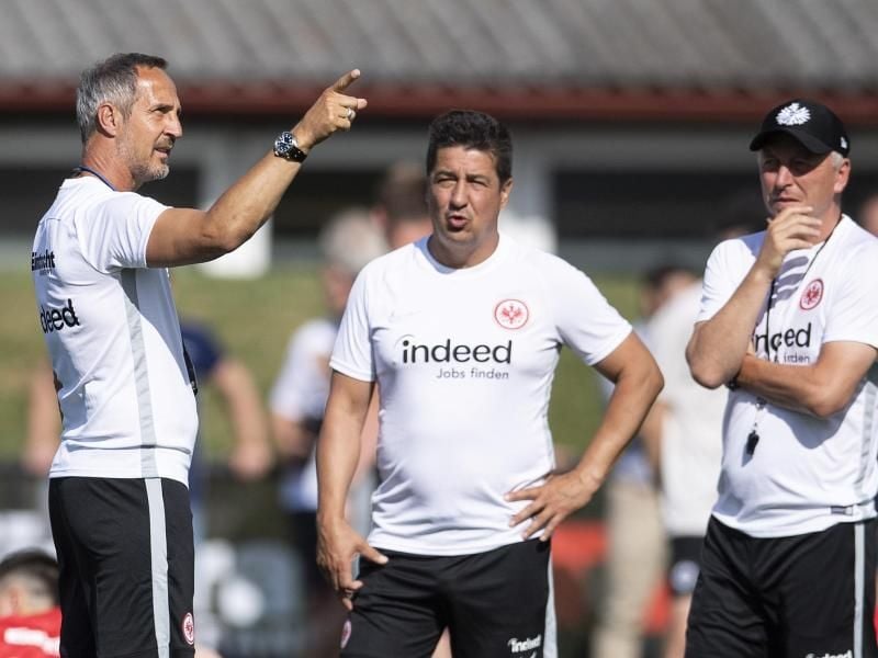 Niederlage beim Uhrencup: Frankfurts Trainer Adi Hütter (l) diskutiert mit seinen Assistenten. Foto: Peter Schneider/KEYSTONE
