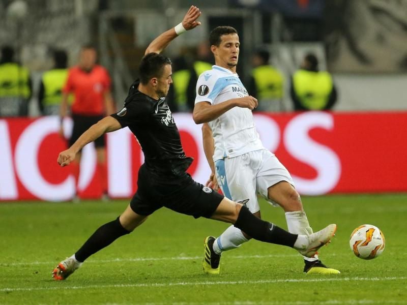 Roms Luiz Felipe (r) und Frankfurts Filip Kostic kämpfen um den Ball. Foto: Thomas Frey