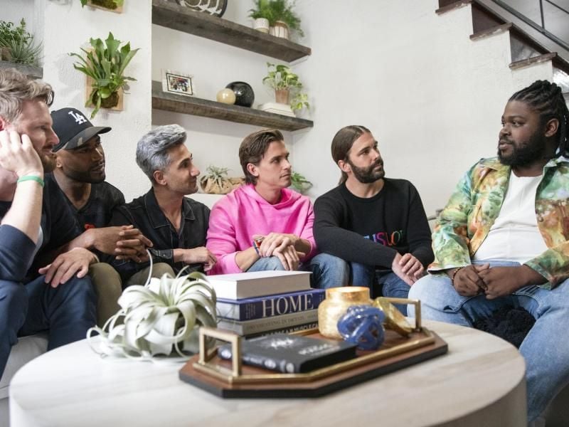 Bobby Berk (l-r), Karamo Brown, Tan Frances, Antoni Porowski, Jonathan Van Ness und Tyreek Wanamaker in der Folge 504 von „Queer Eye”. Foto: Ryan Collerd/Netflix/dpa