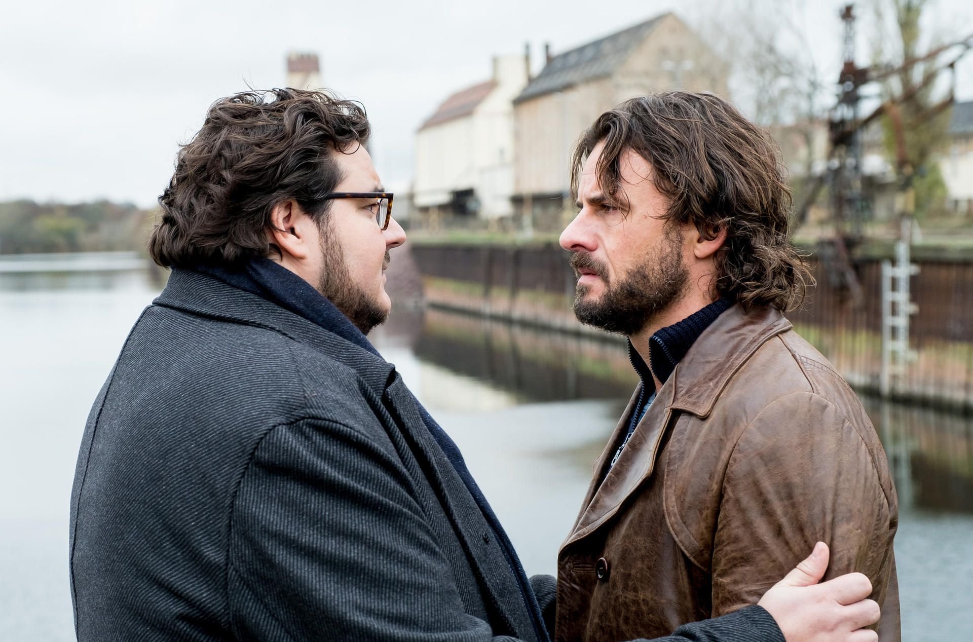 „Zorn - Kalter Rauch“: Ein Hafen ohne Schiffe. Zorn versteht die Welt nicht mehr. Im Bild (v.l.): Schröder (Axel Ranisch) und Claudius Zorn (Stephan Luca)