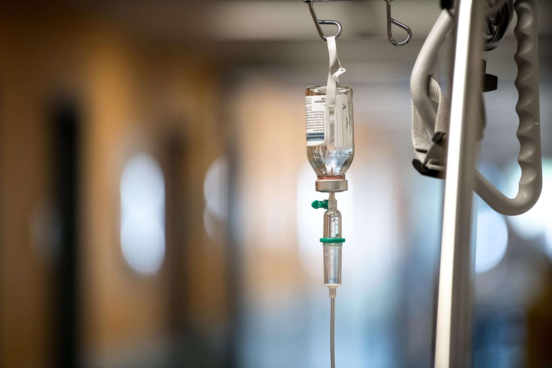 Ein Tropf hängt an einem Krankenhausbett auf dem Flur der Notaufnahme eines Krankenhauses.