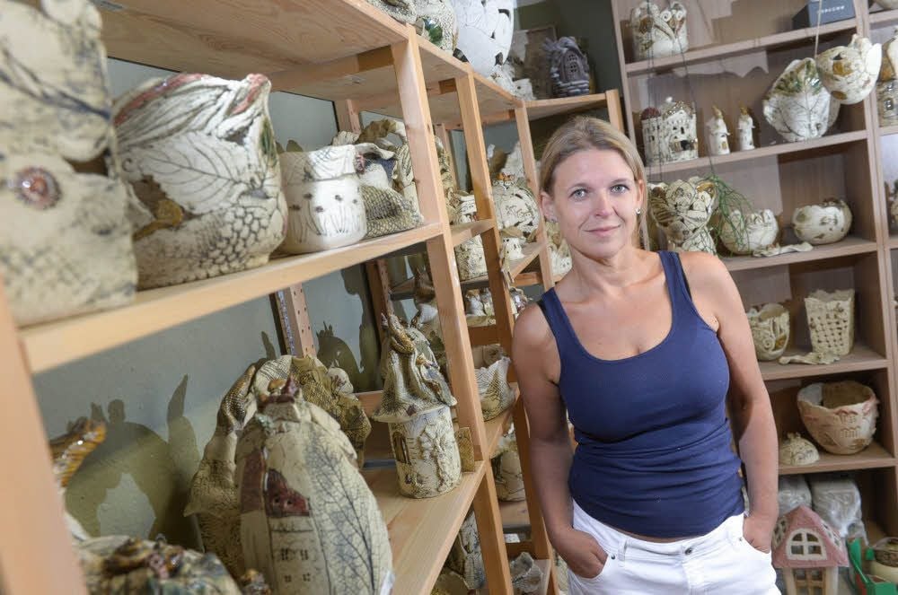Daniela Frank hat vor zehn Jahren ihre „Töpferhöhle“ in Quellendorf eröffnet.