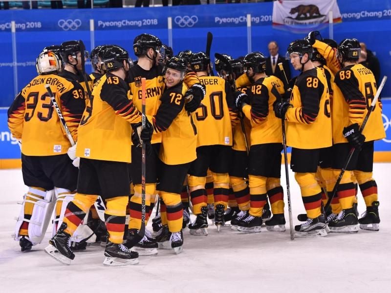 Die deutschen Spieler feiern den Sieg gegen die Schweiz. Foto: Peter Kneffel
