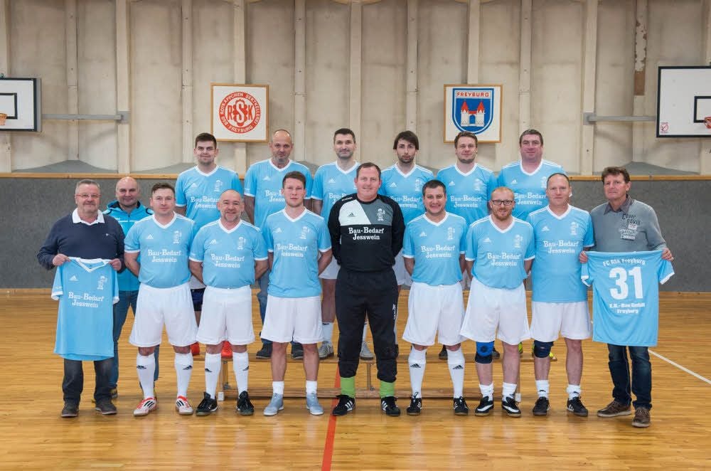 Die Firmen Bau-Bedarf Jesswein, vertreten durch Georges Jesswein (l.), und EK-Bau Freyburg (Hardy Krause/r.) haben den „Alten Herren“ des FC RSK, die bei ihrem Hallenturnier den zweiten Platz belegten, eine neue Spielkleidung spendiert.