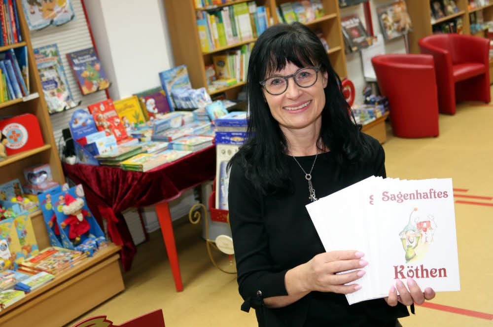 Verena Schiffner mit ihrem neuen Sagenbuch.