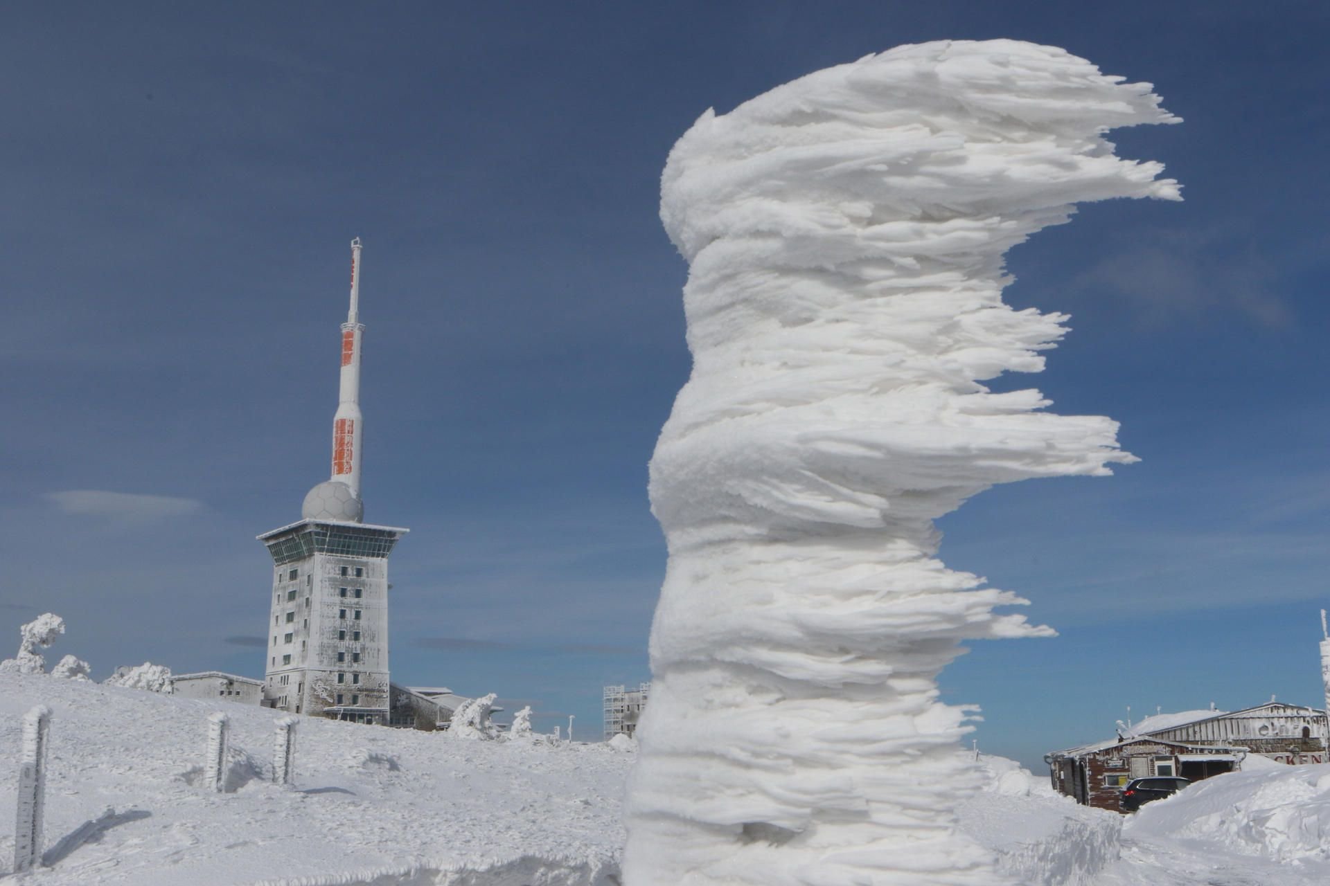 Der Wind und starke Reifbildung haben auf dem Brocken diese "Skulptur" geformt.