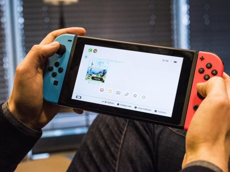 Die Switch ist die erste Nintendo-Konsole, mit der man sowohl unterwegs als auch zuhause am Fernseher spielen kann. Foto: Christophe Gateau