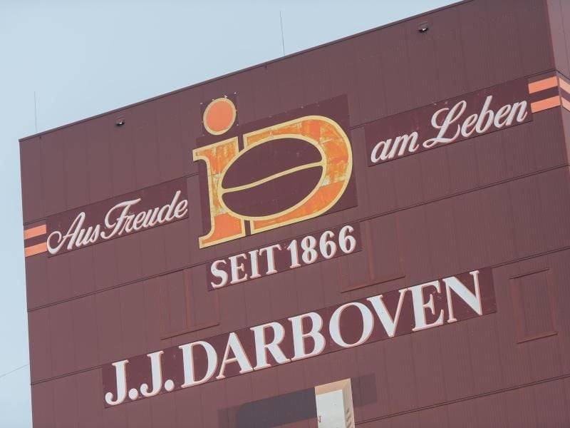 Das Logo und der Schriftzug des Unternehmens J.J. Darboven GmbH & Co. KG. Foto: Lukas Schulze/Archiv