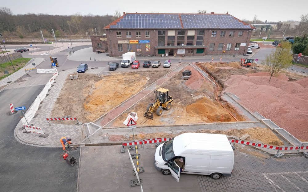 Bis August soll auch das Umfeld des Bahnhofs fertiggestellt werden.