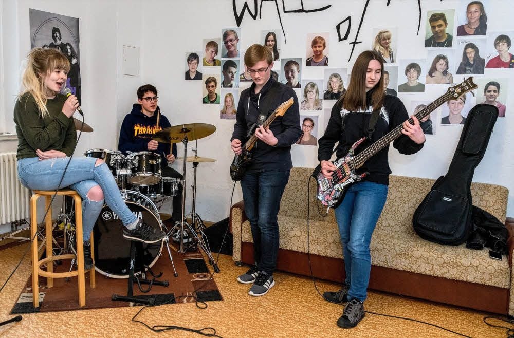 Vier von acht Domino-Mitgliedern: Johanna Weber, Til Pumptow, Jonas Obudzinski, Nathalie Utgenannt